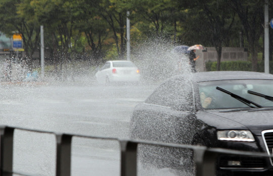 3일 오후 들어 비가 내리기 시작한 한 대전 도심 도로를 차들이 물보라를 일으키며 달리고 있다.